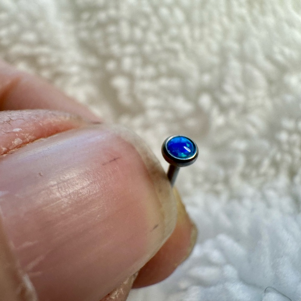 Nose screw with blue stone. 16g.
